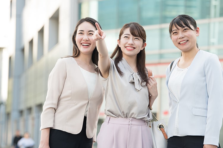 笑顔の女性3人