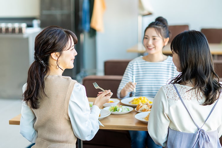 女性3人の食事の風景