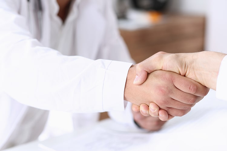 しっかり握手している様子